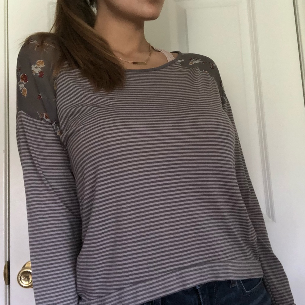 💙BOGO Gray Floral Stripe Top